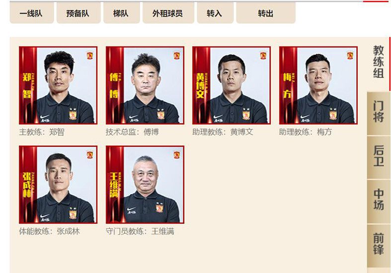 医院外，重重包围的武警严阵以待，围观的人潮被警戒线隔离在外,紧张氛围弥漫四周